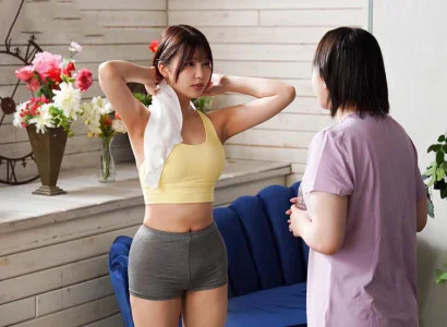 Em gái dáng chuẩn tập yoga cùng bạn rồi bị nện